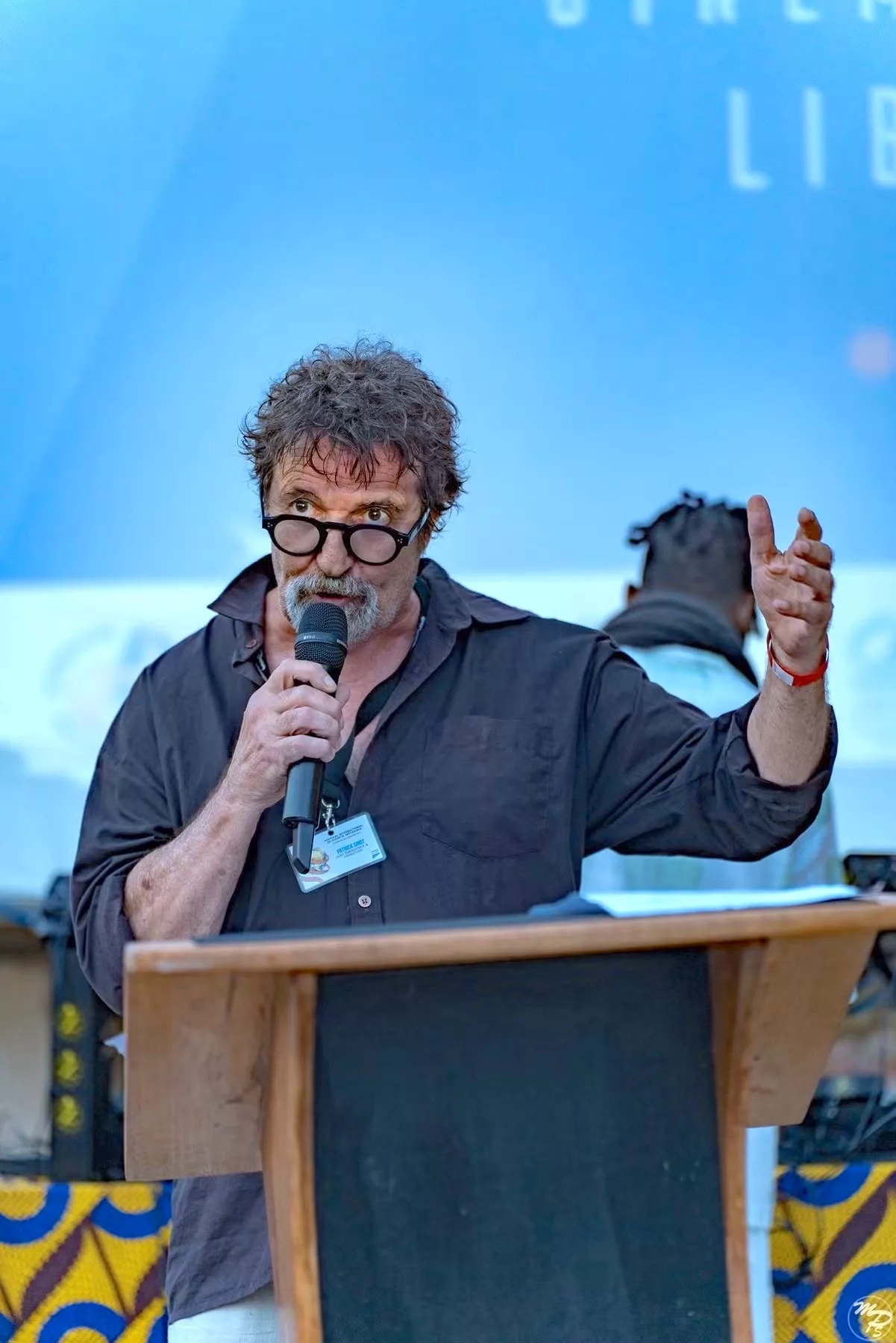 Patrick Sirot récitant son poème